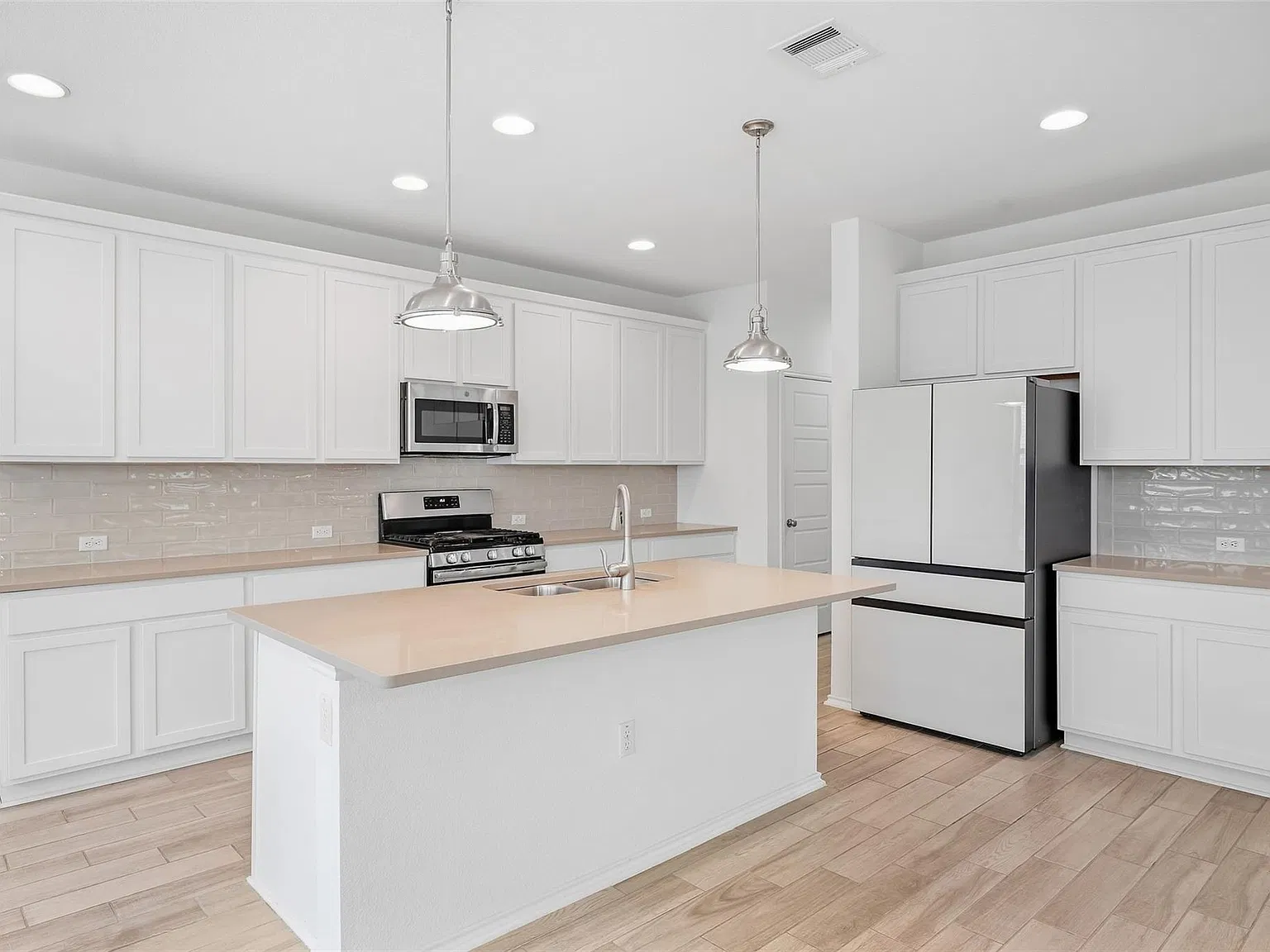 3 bed, 2.5 bath, 2211 sqft, $2,499 — Photo 4