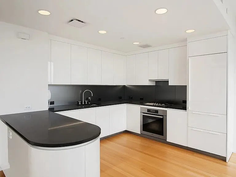345 E 46th St #5A — Photo 4