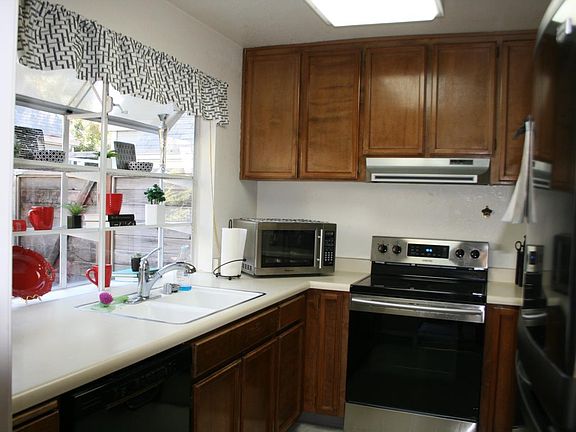 3rd image of 1604 Somerset Pl