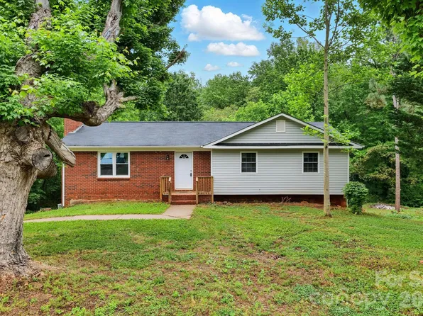 131 Little Forest Ln, Statesville, NC 28625