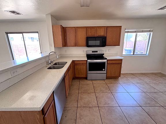 4th image of 3134 W Huntington Dr