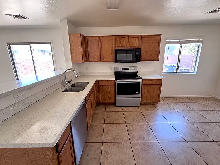 3134 W Huntington Dr — Photo 4