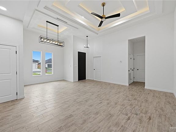 5th image of 407 Liza St