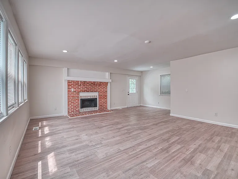 1139 Miller Ave — Photo 13