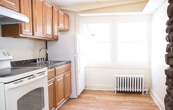 2nd image of 2911 Lexington Ave #B