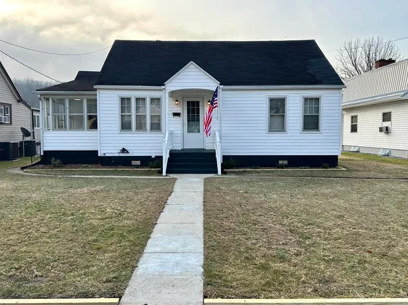 327 E Gordon St, Covington, VA 24426
