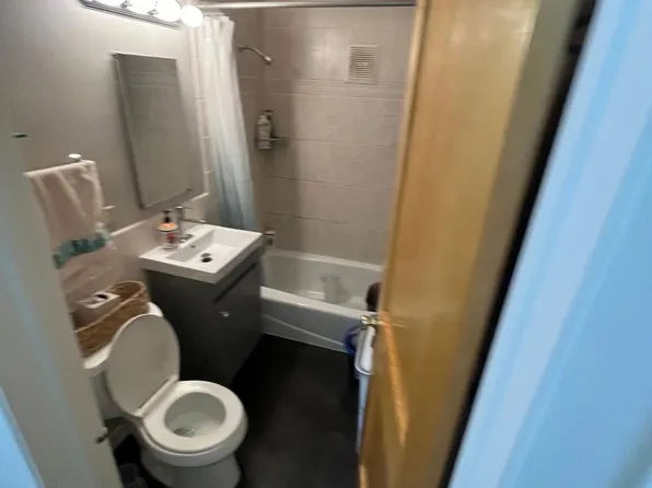 425 Laurel Ave APT 3, Des Plaines, IL 60016