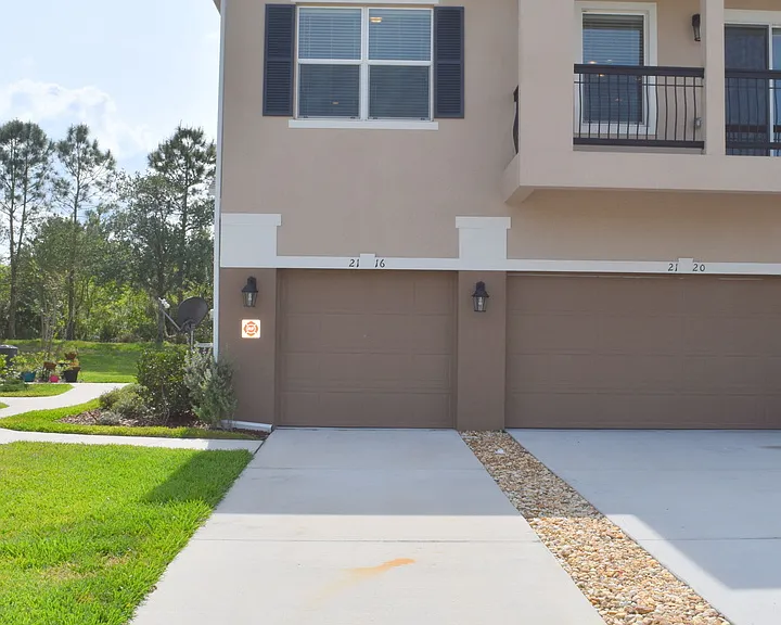 2116 Betsy Ross Ln — Photo 1