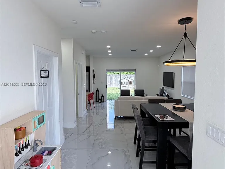 268 SE 31st Ave — Photo 6