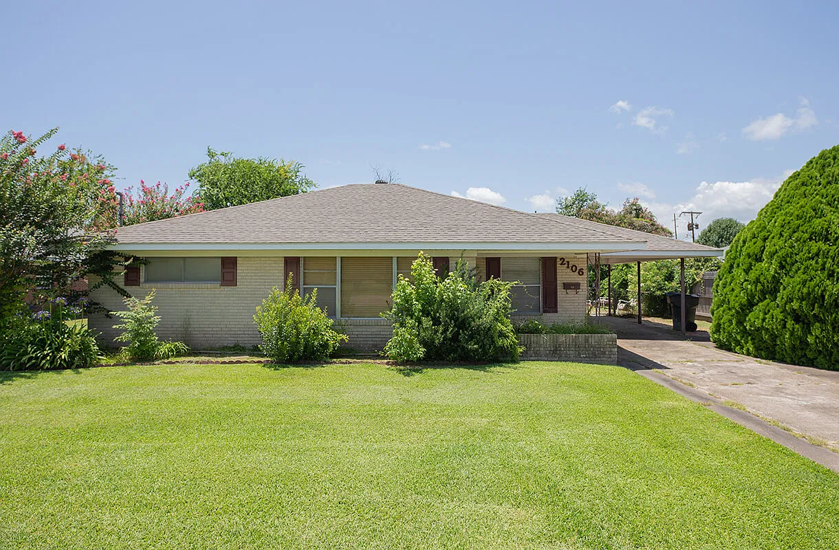 3 bed, 1.0 bath, 1240 sqft, $1,395 — Photo 1