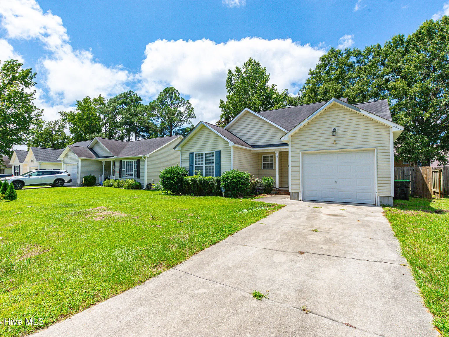 3 bed, 2.0 bath, 1300 sqft, $1,450 — Photo 2