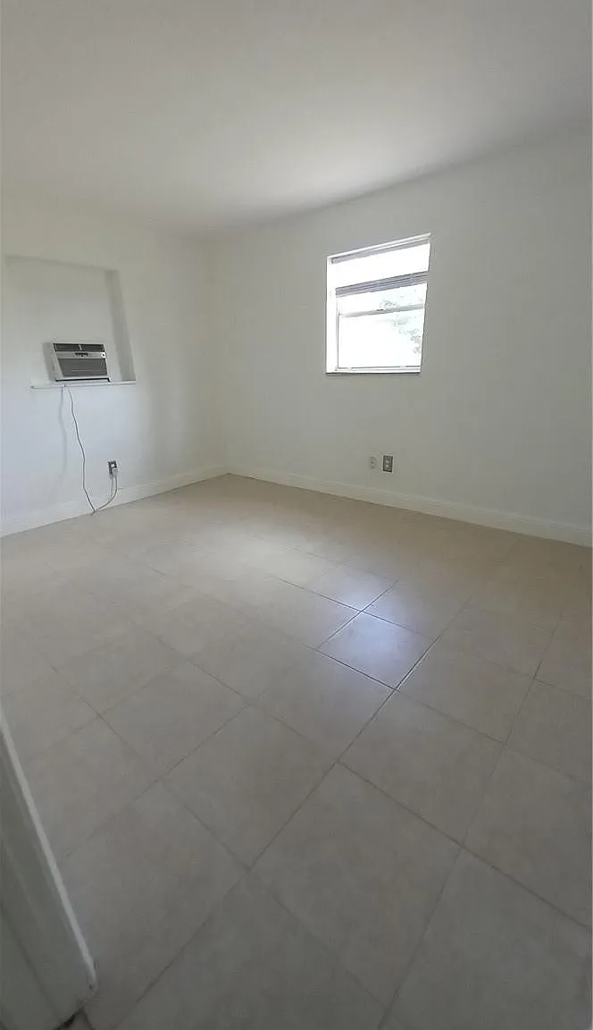 3 bed, 1.0 bath, 1300 sqft, $2,600 — Photo 3