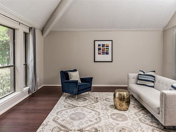 The study/extra room can has recent flooring (installed 6/2020) and neutral paint, large windows and tall ceilings.