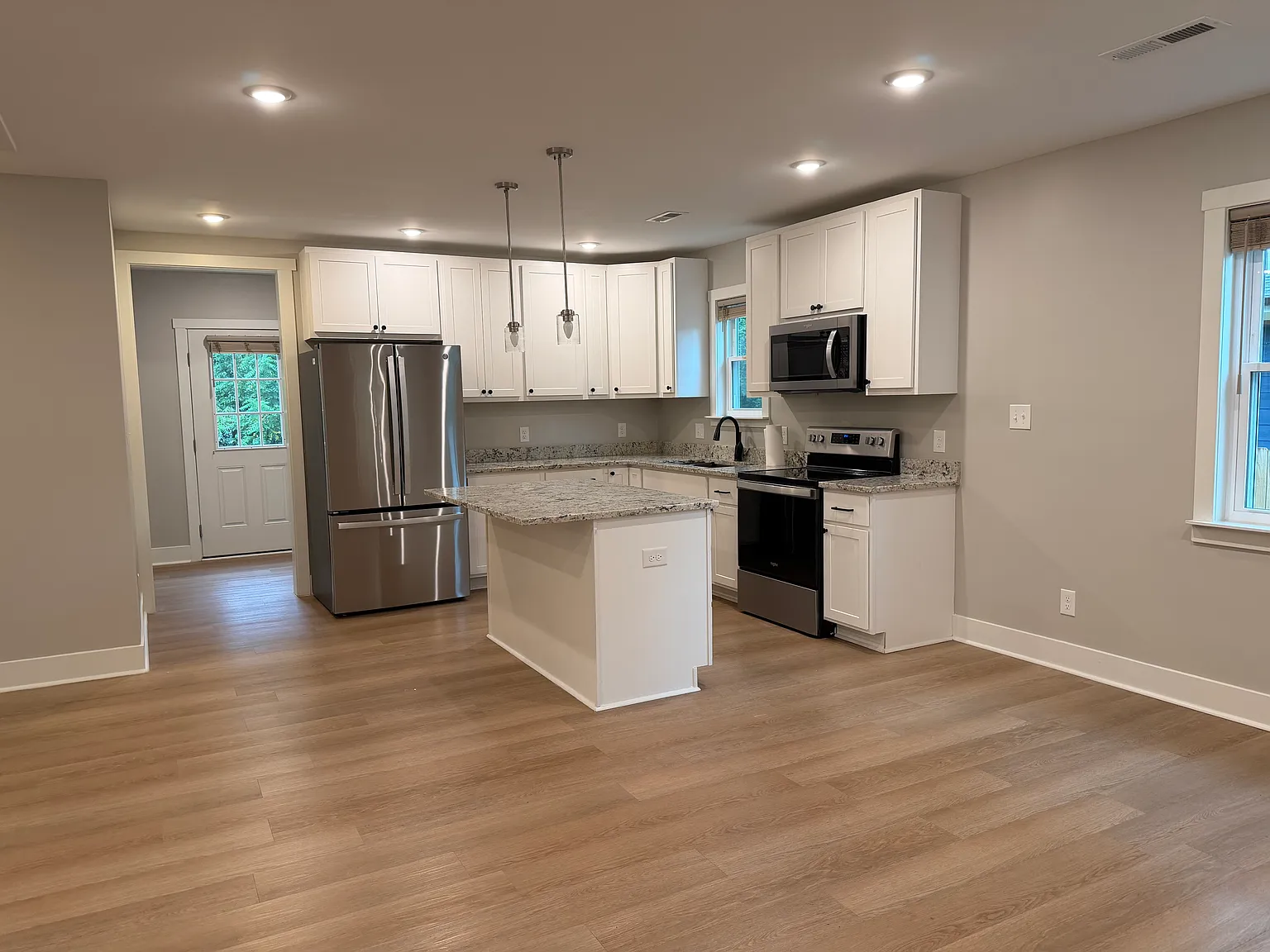 3 bed, 1000 sqft, $1,780 — Photo 3