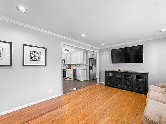 4th image of 913 Coronet Dr