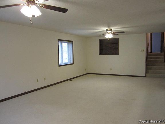 5th image of 15 Hawthorn Ln