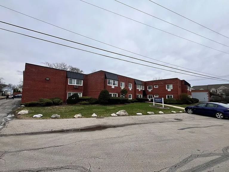 170 E Lake St #103-R — Photo 8
