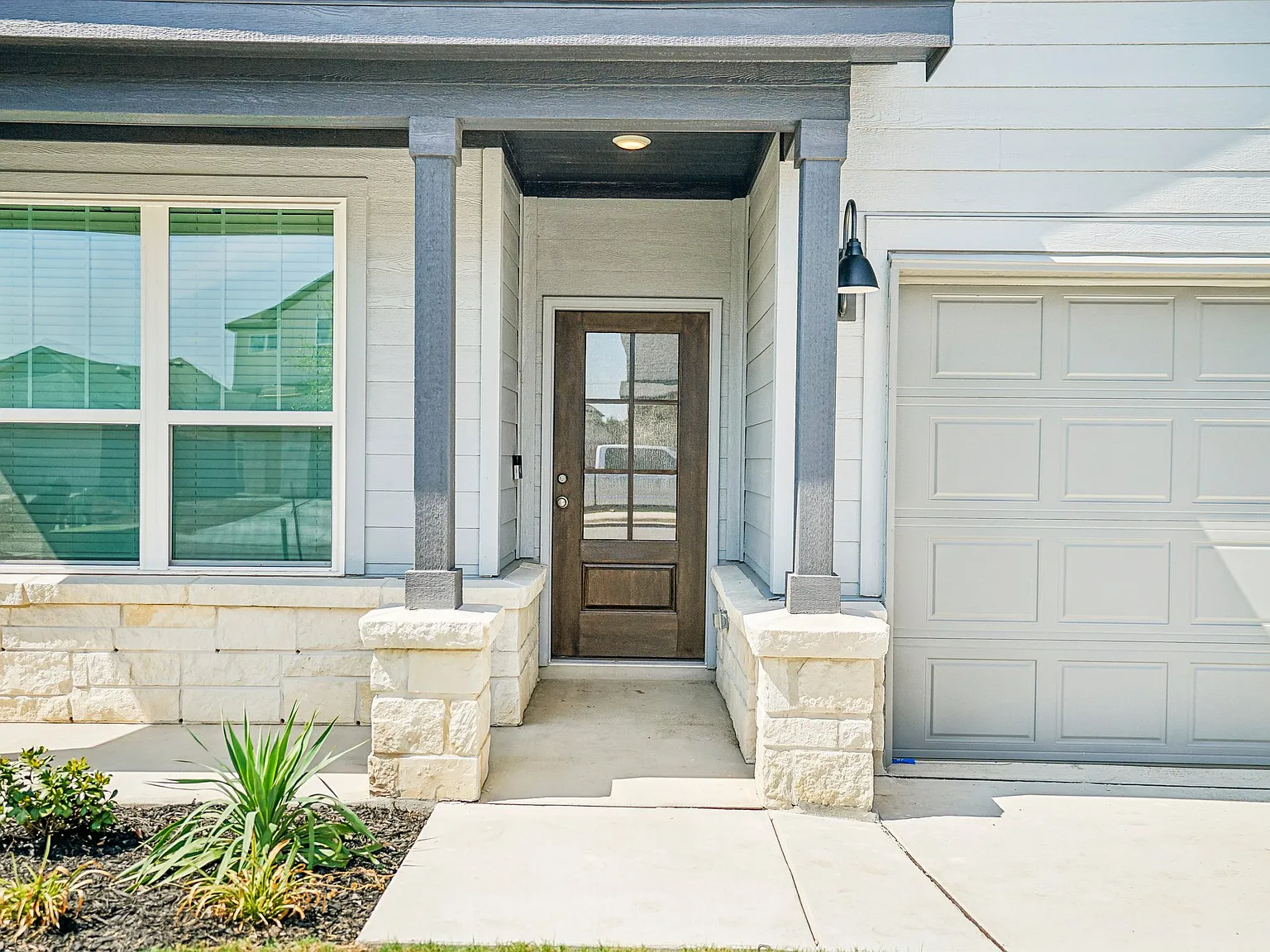 4 bed, 2284 sqft, $2,490 — Photo 2