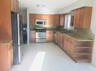 821 Kings Point Dr W, Addison, IL 60101