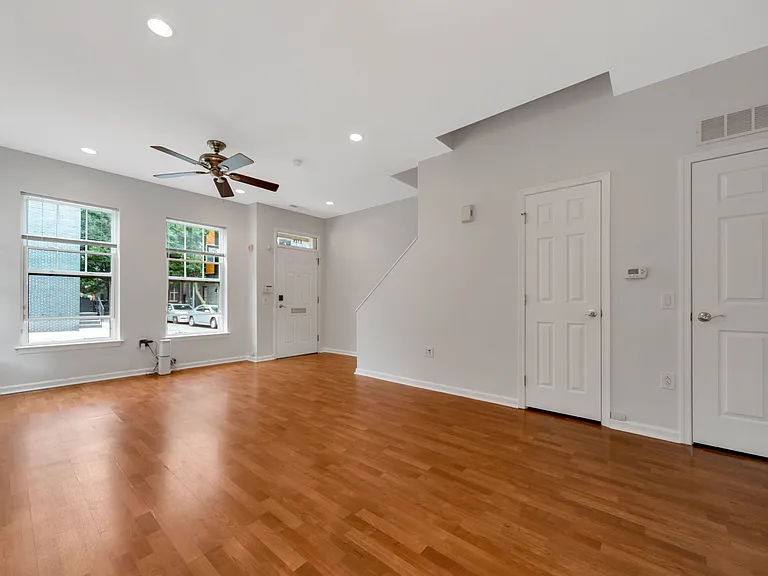 1318 Bainbridge St — Photo 5