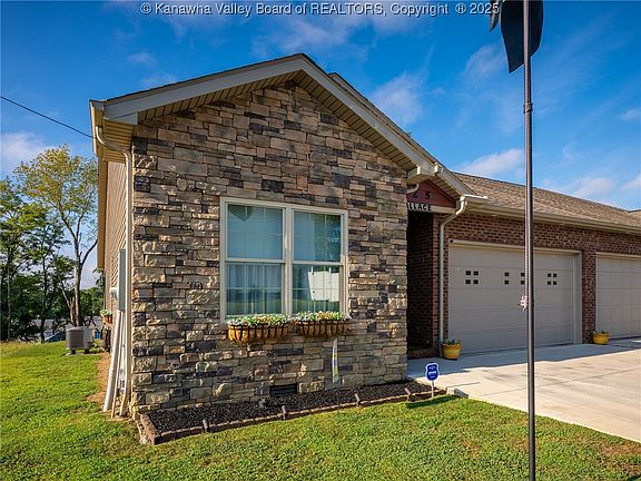 3rd image of 225 Woodland Dr