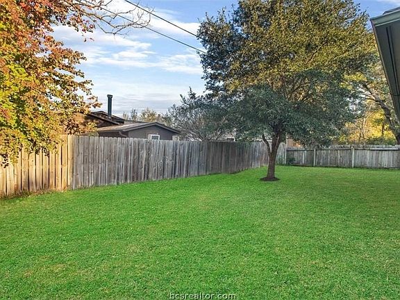 3rd image of 3403 Dallis Dr