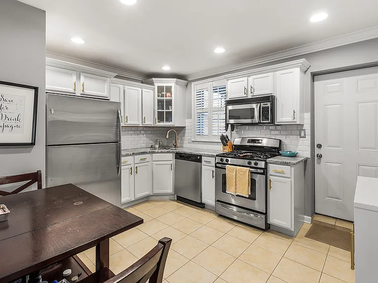 1513 Montrose St — Photo 7