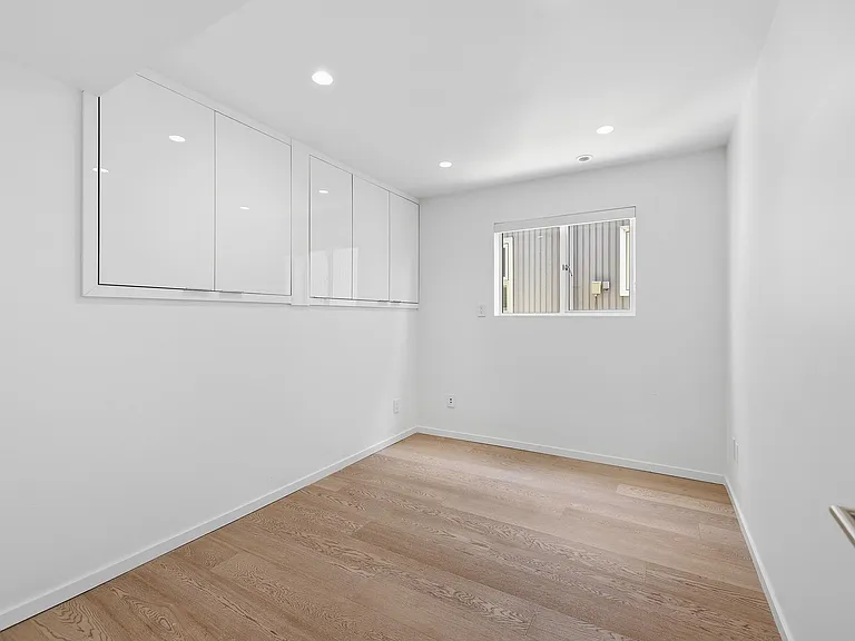 15240 Victoria Ave — Photo 18