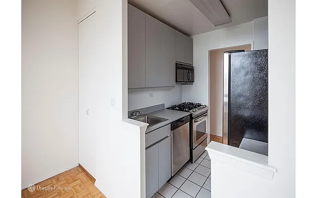 Rented by Douglas Elliman | media 15