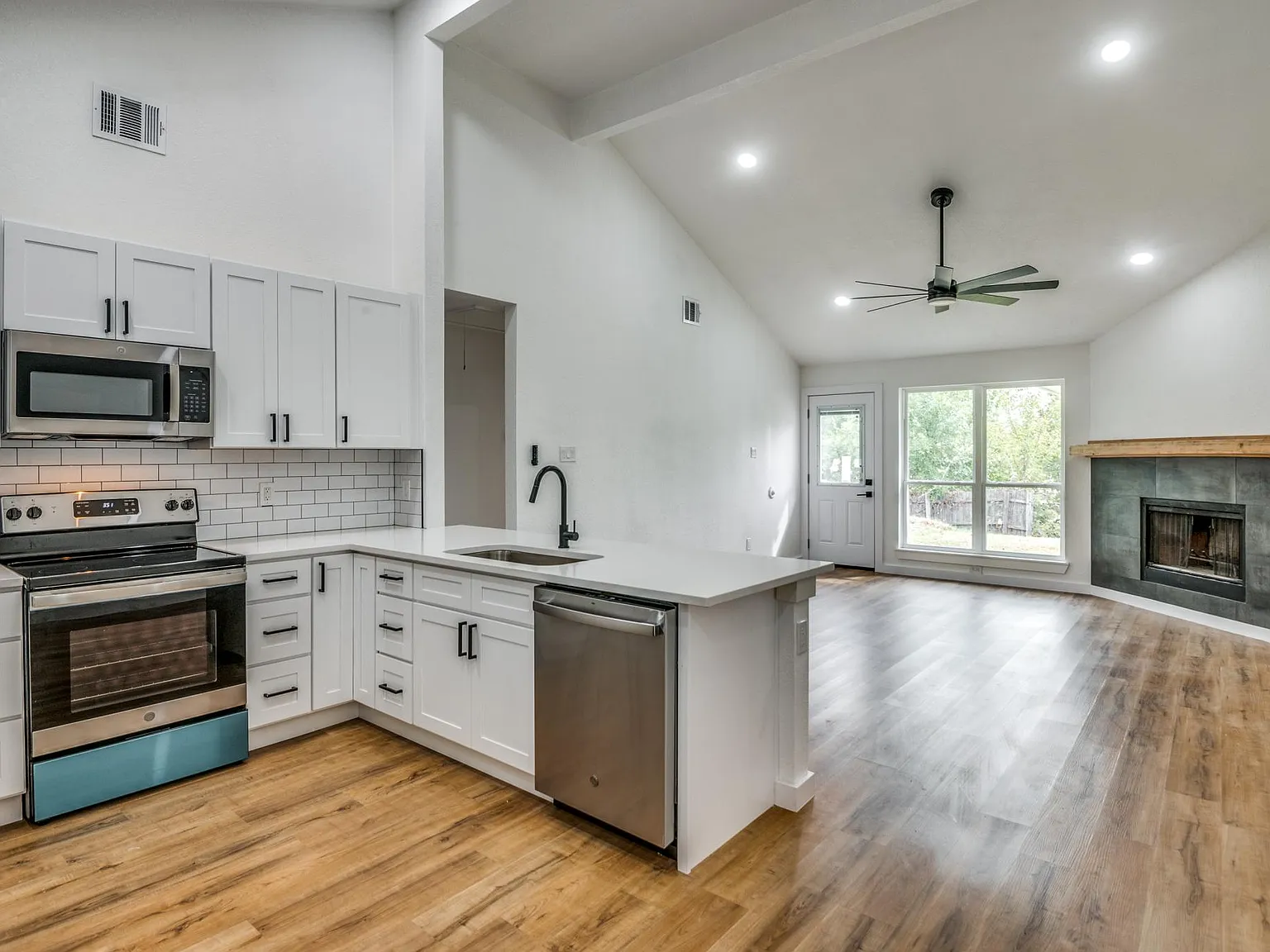 3 bed, 1250 sqft, $2,350 — Photo 2
