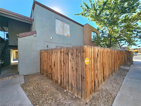 1460 Hialeah Dr APT B, Las Vegas, NV 89119
