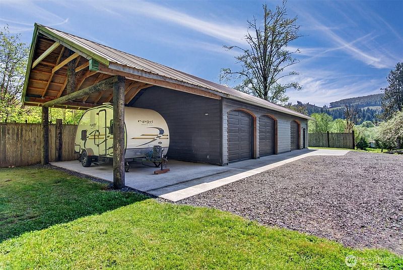 3rd image of 865 E Valley Road