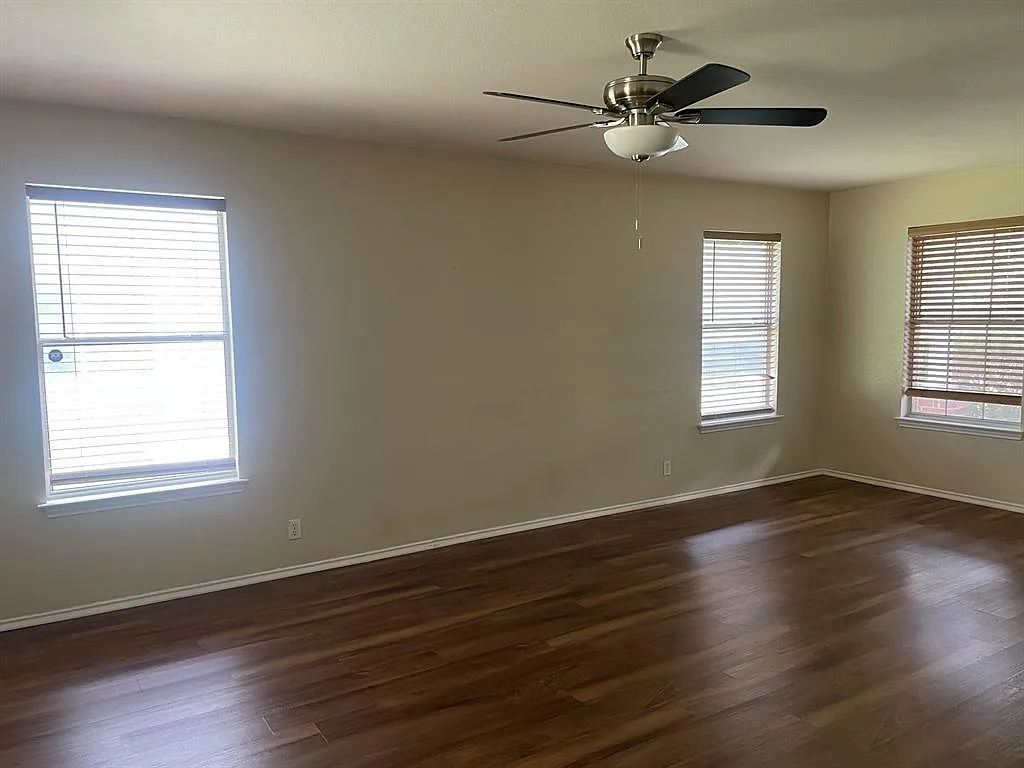 3 bed, 2.0 bath, 1318 sqft, $1,700 — Photo 4
