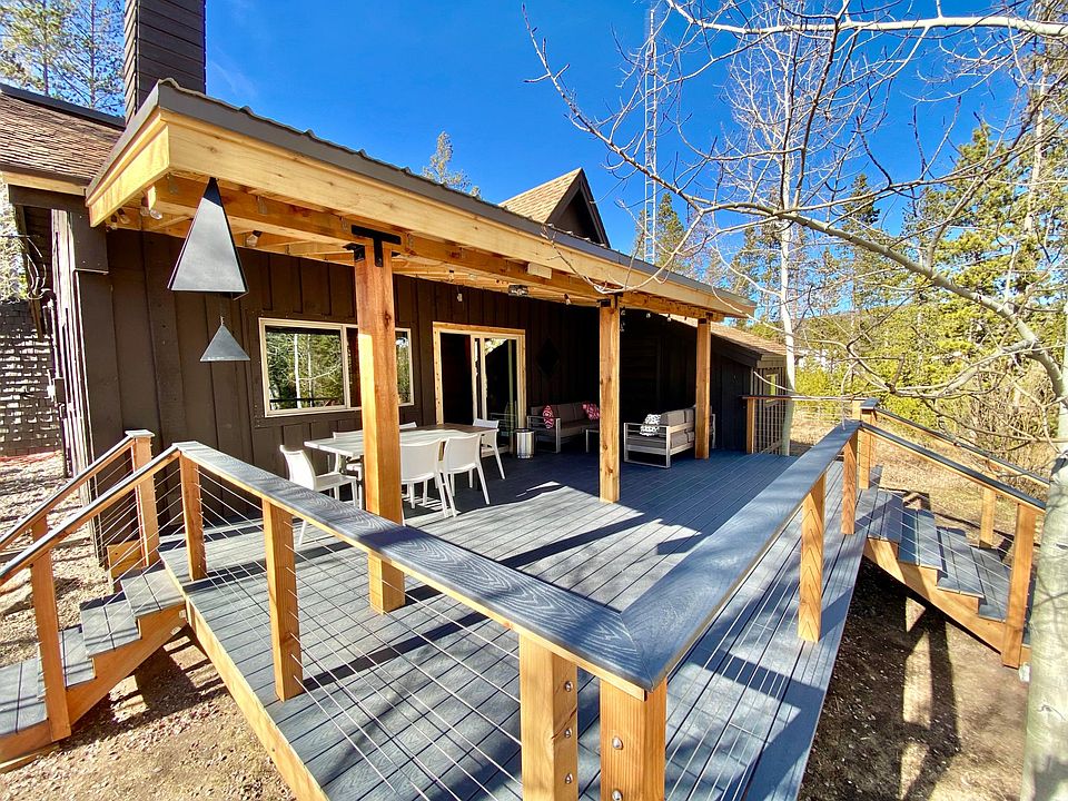 Front deck - double couches, grill, outdoor dining table, beautiful 360 views!
