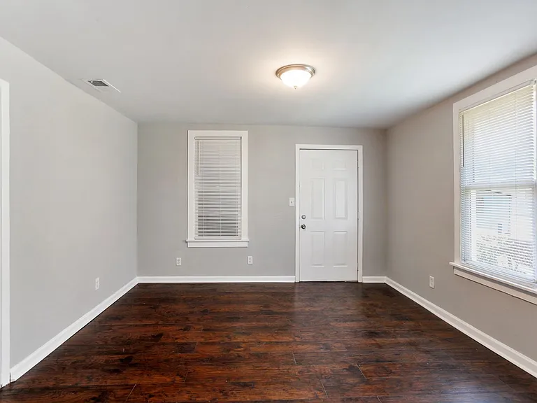 1405 E 32nd St — Photo 11
