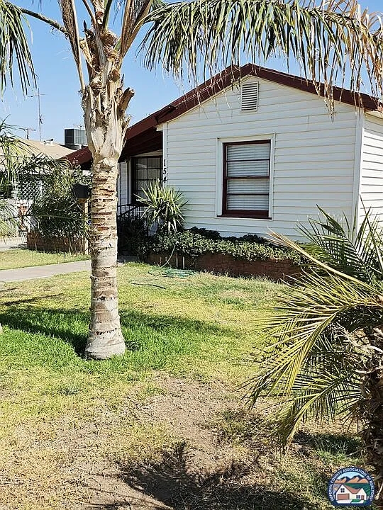 3 bed, 1.0 bath, 1144 sqft, $2,100 — Photo 2