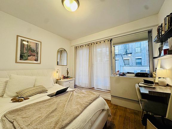 3rd image of 56 Saint Marks Pl APT 4b