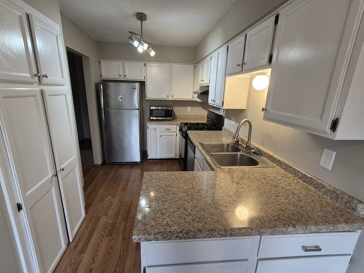 3 bed, 1420 sqft, $1,900 — Photo 3