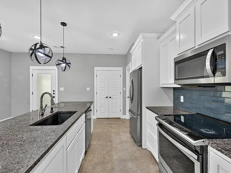 707 E Woodard St — Photo 5