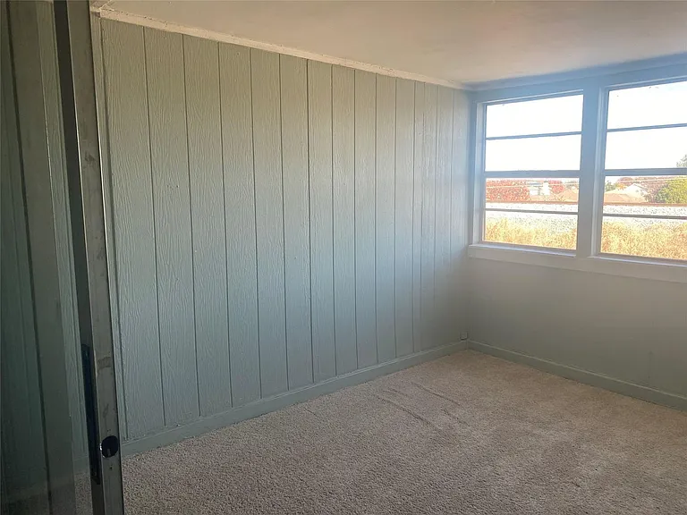 501 Towne House Ln — Photo 19