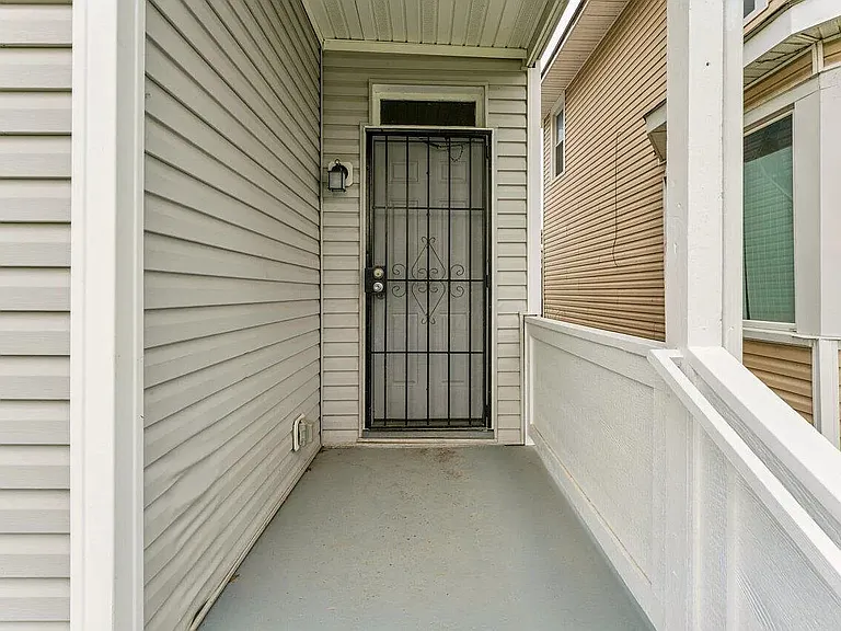 882 Gilbert St — Photo 5