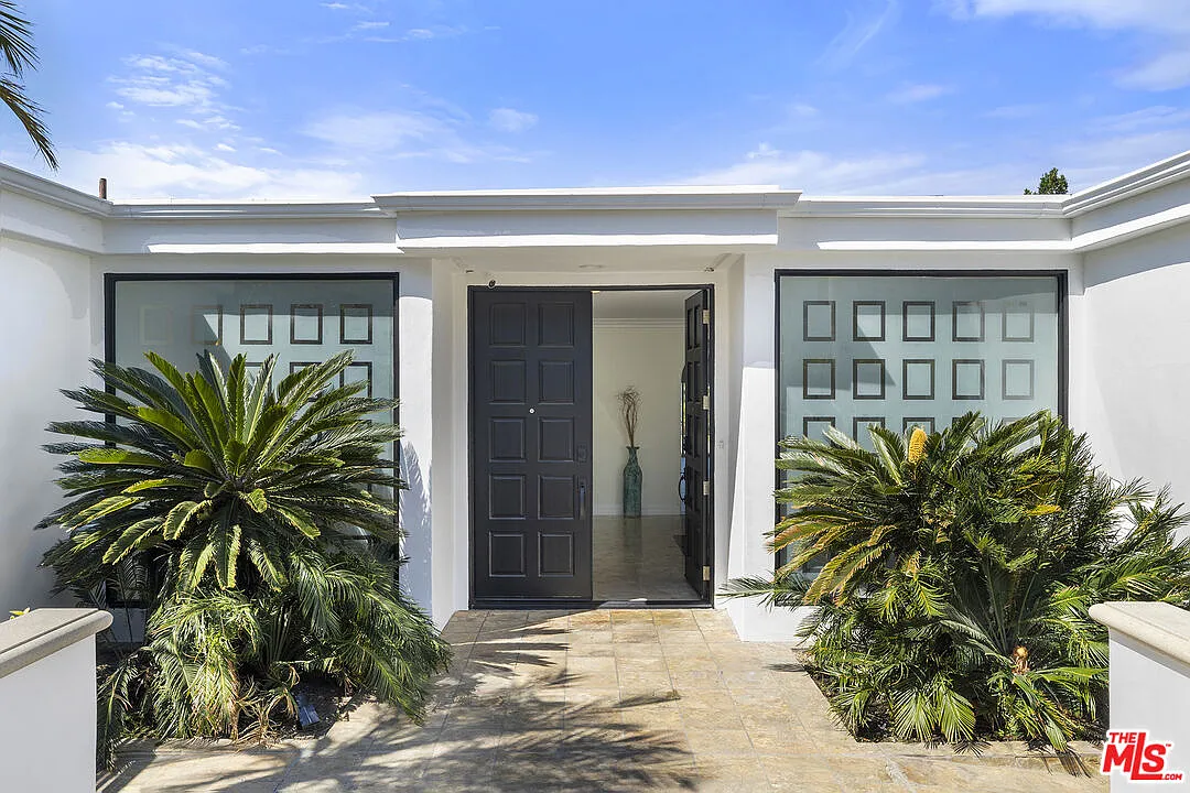 4 bed, 4.5 bath, 6259 sqft, $25,000 — Photo 2