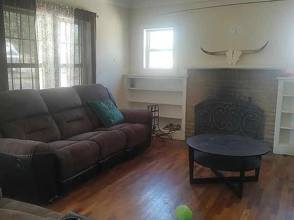 3rd image of 304 N Mesquite St