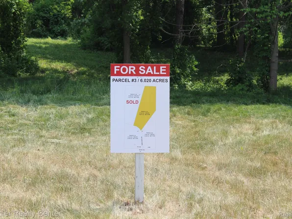2848 Twin Oaks Dr, Milford, MI 48381