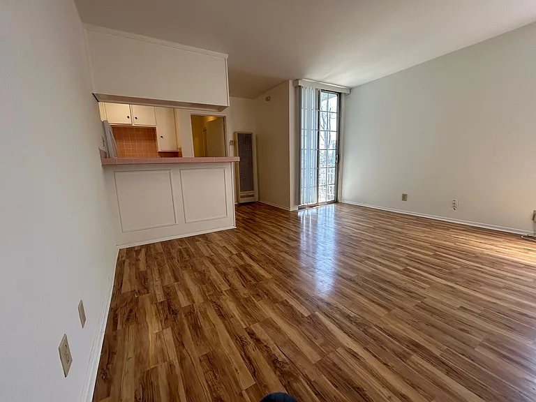5225 Cahuenga Blvd #18 — Photo 2
