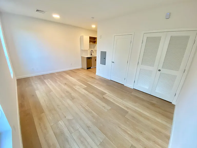 104 Howe St — Photo 28