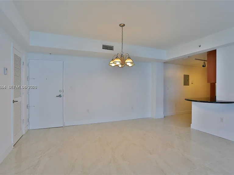7501 E Treasure Dr #4K — Photo 4