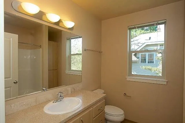 1931 Hilyard St - 2nd Full Bath 1931 Hilyard St - 2nd Full Bath