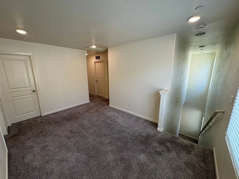 641 S Laguna St — Photo 34