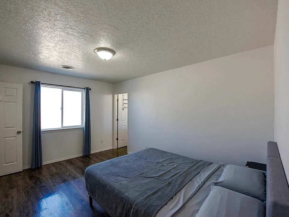 2720 La Habra St
